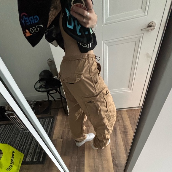 Brandi Melville Cargo Pants - Picture 5 of 6